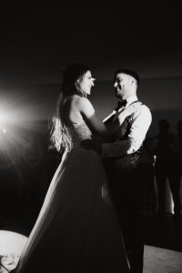 photo noire et blanche couple qui danse
